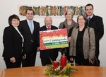 Scheckübergabe im Plochinger Rathaus (v.l.n.r.): Meta Vöhringer, AWO-Küche, Bürgermeister Frank Buß, Albert Weber, Dehner Seniorchef und Hilfsfonds-Vorsitzender, Renate Sinn, Vorsitzende der AWO Plochingen, Christiane Vogel, AWO-Küche, Markus-Walter Garbe, Dehner-Marktleiter.
