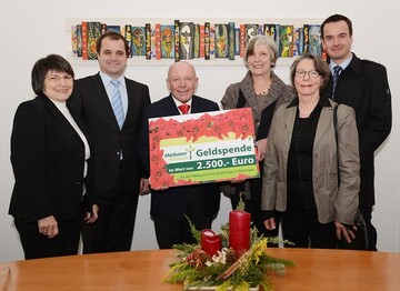 Scheckbergabe im Plochinger Rathaus (v.l.n.r.): Meta Vhringer, AWO-Kche, Brgermeister Frank Bu, Albert Weber, Dehner Seniorchef und Hilfsfonds-Vorsitzender, Renate Sinn, Vorsitzende der AWO Plochingen, Christiane Vogel, AWO-Kche, Markus-Walter Garbe, Dehner-Marktleiter. 