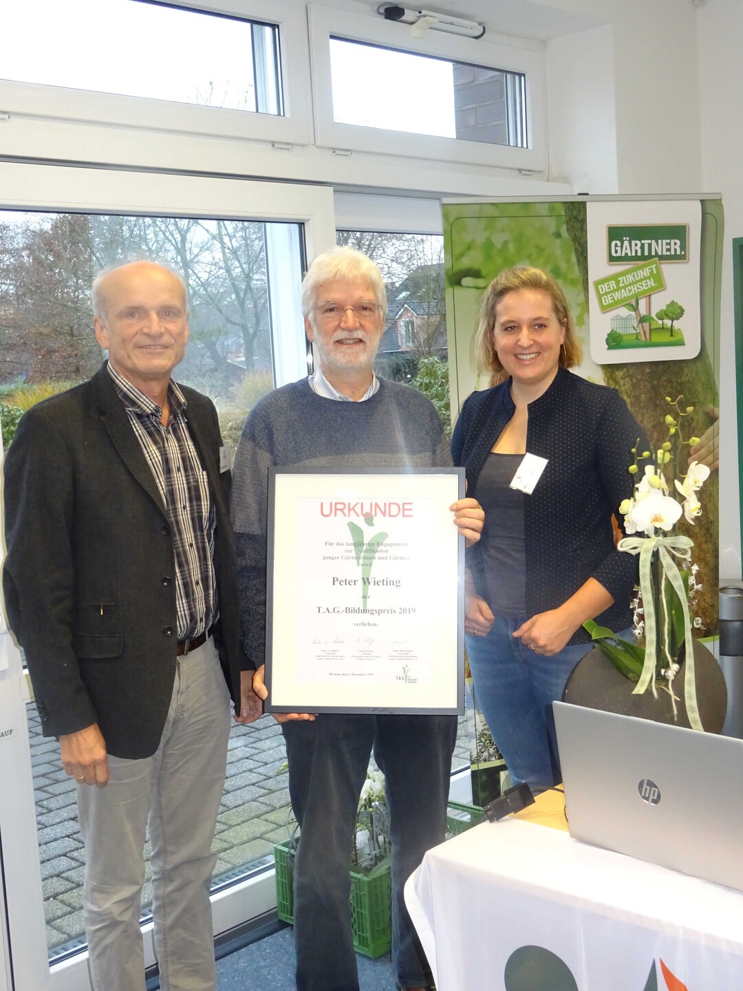 Den T.A.G. Bildungspreis erhielt
Peter Wieting (Mitte), geehrt
von Gerhard Over und Nele
Drescher/1. Vorsitzende T.A.G Initiative
