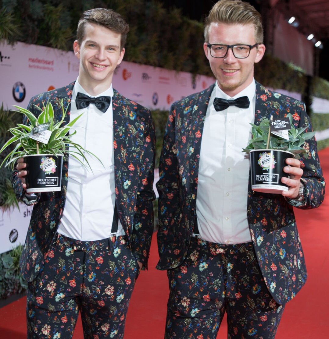 Als lebendige Erinnerung an einen unvergesslichen Abend berreichten zwei Blumenjungen stellvertretend fr die Initiative allen Besuchern als Gastgeschenk ein Pflnzchen mit Grukarte  natrlich in einer nachhaltigen Papiertasche.