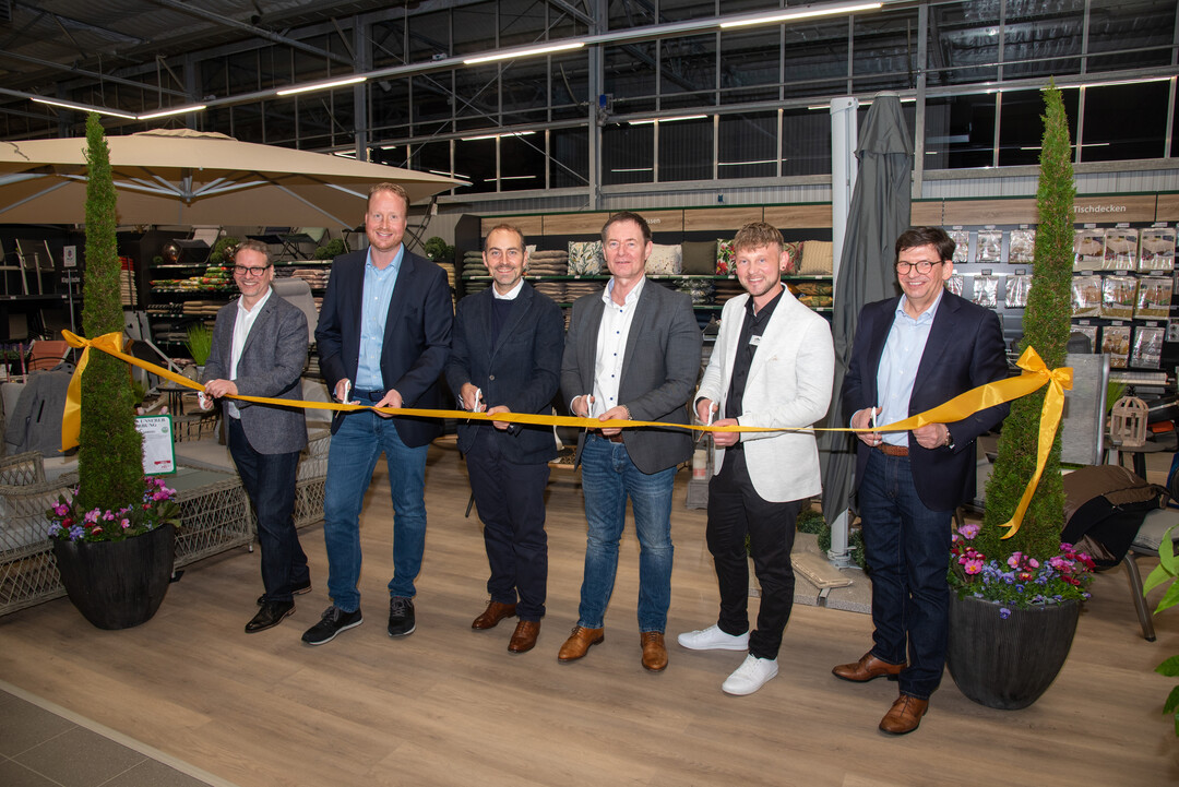 Von links nach rechts: Bjrn Poy (Expansionsteam, Dehner), Frank Bing (CSO, Dehner), Georg Weber (CEO, Dehner), Thomas Thumann (Oberbrgermeister, Neumarkt in der Oberpfalz), Axel Funk (Marktleiter Dehner Neumarkt) und Thomas Martin (Regionalleiter) bei der feierlichen Erffnung