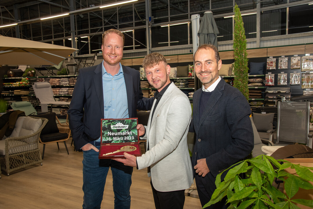 Von links nach rechts: Frank Bing (CSO Dehner), Axel Funk (Marktleiter) und Georg Weber (CEO Dehner) bei der symbolischen Schlsselbergabe