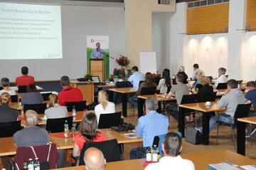 Oliver Fink, Inhaber der Baumschule Becker aus Bergisch Gladbach, stellte als neues Projekt der Gartenbaumschulen seinen regionalen Webshop vor.