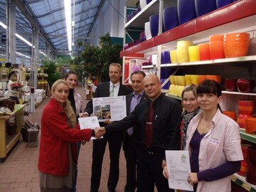 Strahlende Gesichter: Wolfgang Sittinger, Key Accounter von Scheurich berreicht den begehrten Reisepreis an den Hagebaumarkt der Bauking AG in Wolfsburg.
Von links nach rechts: Frau Kunath, Abteilungsleitung GC Wolfsburg, Frau Klann GC Wolfsburg, Herr Sittinger, Scheurich, Herr Ullrich, Bereichsleiter Einzelhandel Bauking AG, Herr Fener, Regionalvertriebsleiter Gartencenter der Bauking AG, Frau Hofer und Frau Matthies, GC Wolfsburg)
