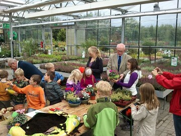 Edelkamp Gartencenter GmbH, Papenburg: Eifrig werkeln die Kinder mit den Pflanzen. 