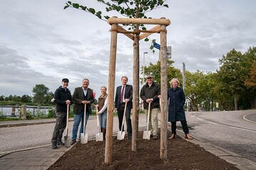 Start fr die Kampagne #EINHEITSBUDDELN 2021 in Kiel durch Ministerprsident Daniel Gnther (3.v.r.), Mathias Gling (Einheitsbuddeln e.V., li.), Doris Grondke, Stadtbaurtin der Stadt Kiel (re.), und Vertreter der Grnen Verbnde*), Francesca Tischler (3.v.l.), Dr. Frank Schoppa (2.v.l.) und Mirko Martensen (2.v.r.).  