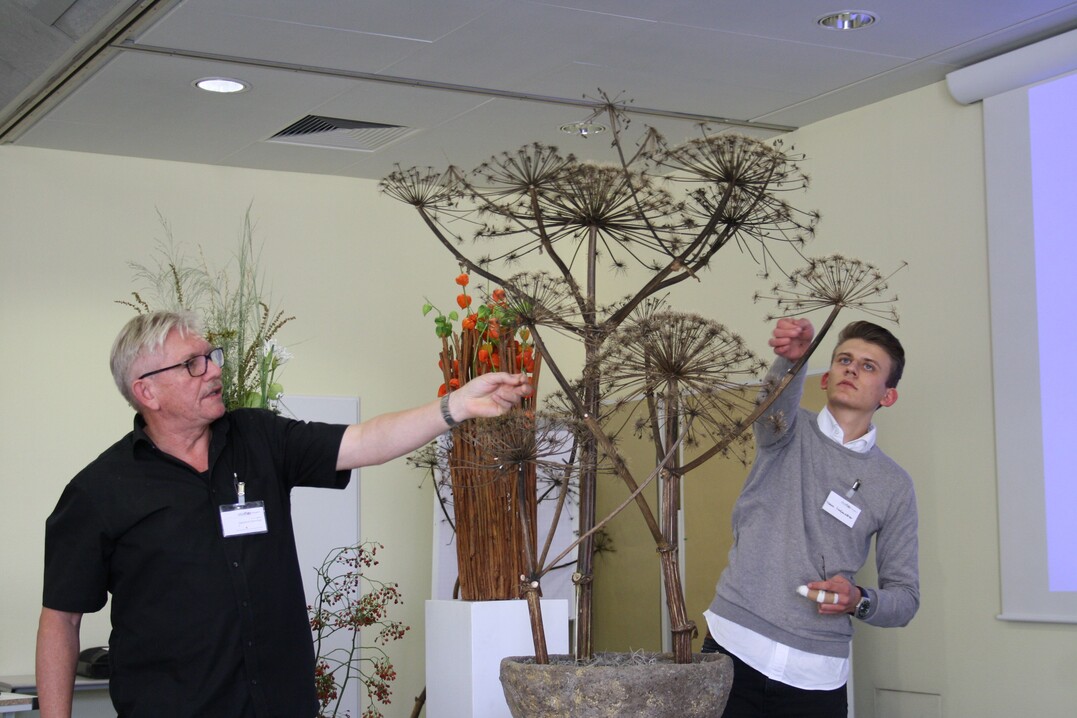 Der Workshop Weniger ist manchmal mehr  floristische Themen fr den Alltag mit Tobias Niefenecker, Bronzemedaillengewinner bei der Weltmeisterschaft der Ausbildungsberufe WorldSkills 2015 in Brasilien  sein ehemaliger Ausbilder, ekaflor-Mitglied Heinz Fehnker, florali die blumenwerkstatt in Mnchen, war Co-Moderator