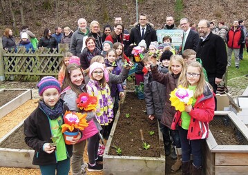 Die Minigrtner packens an!  Die Europa Minigrtner Bbingen zur Auftaktfeier, im Hintergrund (von links): Hermann Schmid (Grtnerei Hermann Schmid), Gabriele Seefried (Erste Landesbeamtin und Umweltdezernentin des Ostalbkreises), Daniela Maier (Lehrerin und Teamleiterin der Minigrtner-Gruppe Bbingen), Nadine Grau (Lehrerin und Teamleiterin der Minigrtner-Gruppe Bbingen), Florian Loepthien (Elternbeirat), Bettina Grfin Bernadotte, Jrgen Stempfle (Brgermeister Gemeinde Bbingen/Rems), Steffen Fischer (Rosenstein Baumschulen Koch Fischer), Achim Falkenberg (Schulleiter Grundschule am Rmerkastell) und Jakob Hokema (Fehrle Stauden).