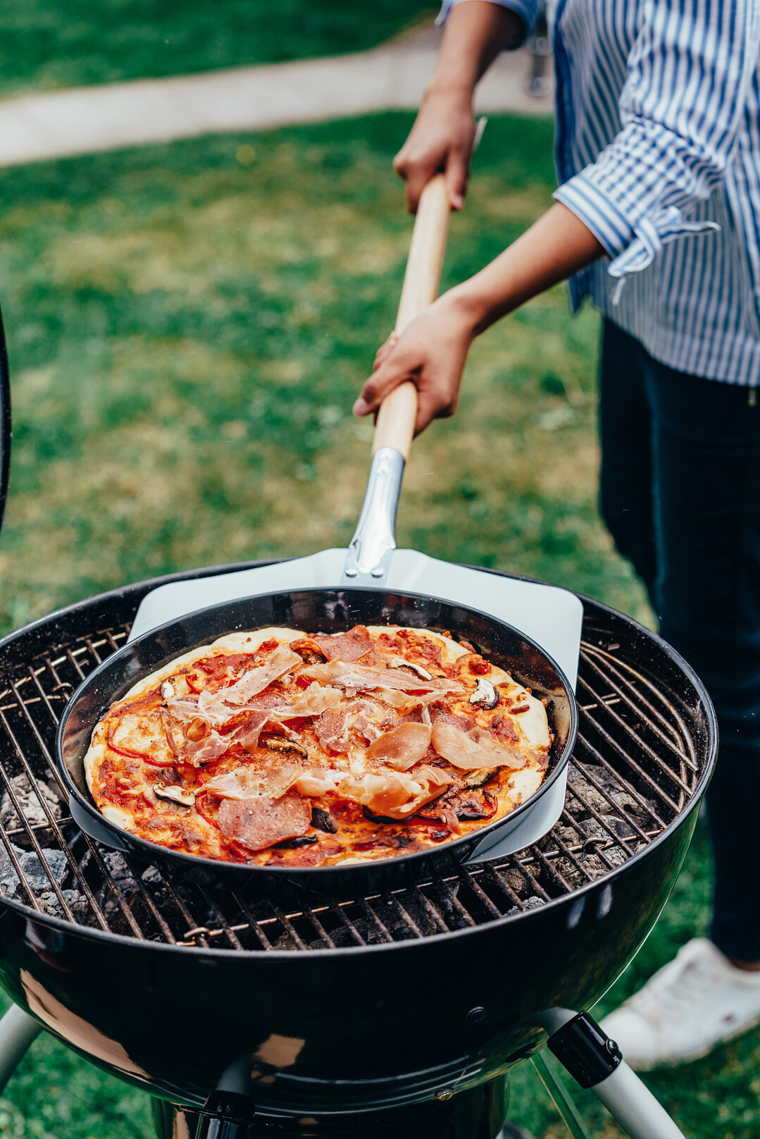 Sortimente rund ums Grillzubehr sind nach wie vor gefragt. Fackelmann hat eine ganze Reihe von Grill-Zubehr unter  FMprofessional herausgebracht  wie den Profi-Pizzaheber aus Edelstahl/Kunststoff (Ma: 28 cm).  