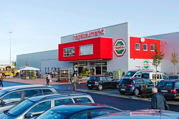 Die moderne und plakativ gestaltete Fassade des hagebaumarkts Nrdlingen hat eine gute Fernwirkung