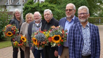  Klaus Gtz (2.v.r.), Prsident des Landesverbands Baden-Wrttemberg, folgt Helmuth Prinz (3.v.r.), der das Amt des FDF-Prsidenten 16 Jahre innehatte. 
Als Vizeprsidentin lst Kerstin Dallmann (links), Prsidentin in Sachsen-Anhalt, die langjhrige Vizeprsidentin Cornelia Pommerenke (2.v.l.) ab. 