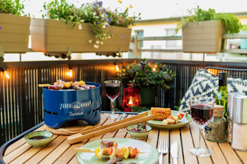 Der frhlich-bunte Tischgrill Tamber von Feuerhand hat auf dem kleinsten Stadtbalkon Platz und passt damit perfekt zum Trend urbanes Grillen.  