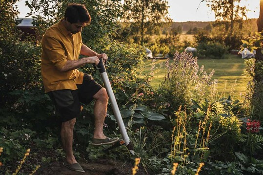 Profitieren Sie von den Fiskars Produktinnovationen 2021: Mit der neuen Kategorie Bepflanzen sorgt das Unternehmen wieder fr 100% Happiness in deutschen Grten. Setzen Sie Kaufimpulse im Bereich Bepflanzen, Bewsserung und Schneidwerkzeuge und erschlieen Sie Potenziale fr jeden Preis- und Qualittsanspruch.
Mit dem neuen Fiskars Xact Pflanzer mit Stiel knnen Zwiebeln und kleine Setzlinge ergonomisch gepflanzt werden  hinknien oder bcken ist nicht notwendig. Mit einem einzigen Werkzeug kann in wenigen Handgriffen ein Loch gegraben, die Zwiebel platziert und wieder mit Erde bedeckt werden. 
Der haltbare, leichte Aluminiumstiel hat ein Klingenende und ein Trittpedal zum mhelosen Graben von Lchern. Ein Verriegelungsmechanismus am Trittpedal hlt die Klinge offen, so dass man die Zwiebel fr eine perfekte Platzierung durch die Oberseite des Pflanzgefes fallen lassen kann
