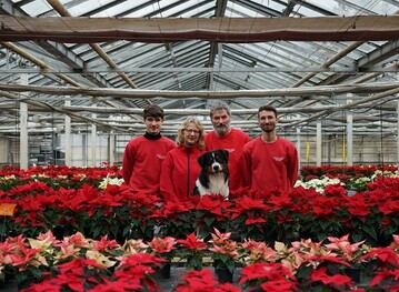 Familie Arnold fhrt das FLORA-LAND seit 60 Jahren. Im Bild: Johannes Arnold, Kathrin Arnold, Ulf Arnold, Benjamin Arnold und FLORA-Hund Eddy. 