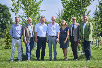 Freuten sich ber die Erffnung der Florum 2023 (v.r.n.l.) Hajo Hinrichs,
BdB-Prsident, Minister Werner Schwarz (MLLEV S-H), Ute Volquardsen
(Prsidentin LKSH), Sven Plger, Diplom-Meteorologe, TV-Moderator &
Buchautor, Dr. Frank Schoppa (GF BdB S-H), Axel Huckfeldt (Vorstand BdB
S-H) und Jan-Peter Beese, Leiter des Gartenbauzentrum S-H.
