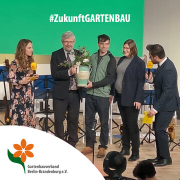 Minister Axel Vogel zeichnete auf der IGW 2023 einen Betrieb aus, der hohe Mastbe in der grtnerischen Ausbildung setzt und damit den Grundstein fr die Weiterentwicklung und Attraktivitt der grtnerischen Branche legt: Der Preis fr die Fontana Gartenbau GmbH ist auch ein Anreiz fr andere Betriebe in Berlin und Brandenburg, um sich in der Ausbildung zu engagieren und mit Innovation und hoher Qualitt fr den Beruf zu werben."