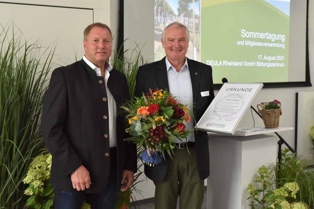   Christoph Dirksen gratuliert Helmut Selders (r.)  zur Ehrenmitgliedschaft.