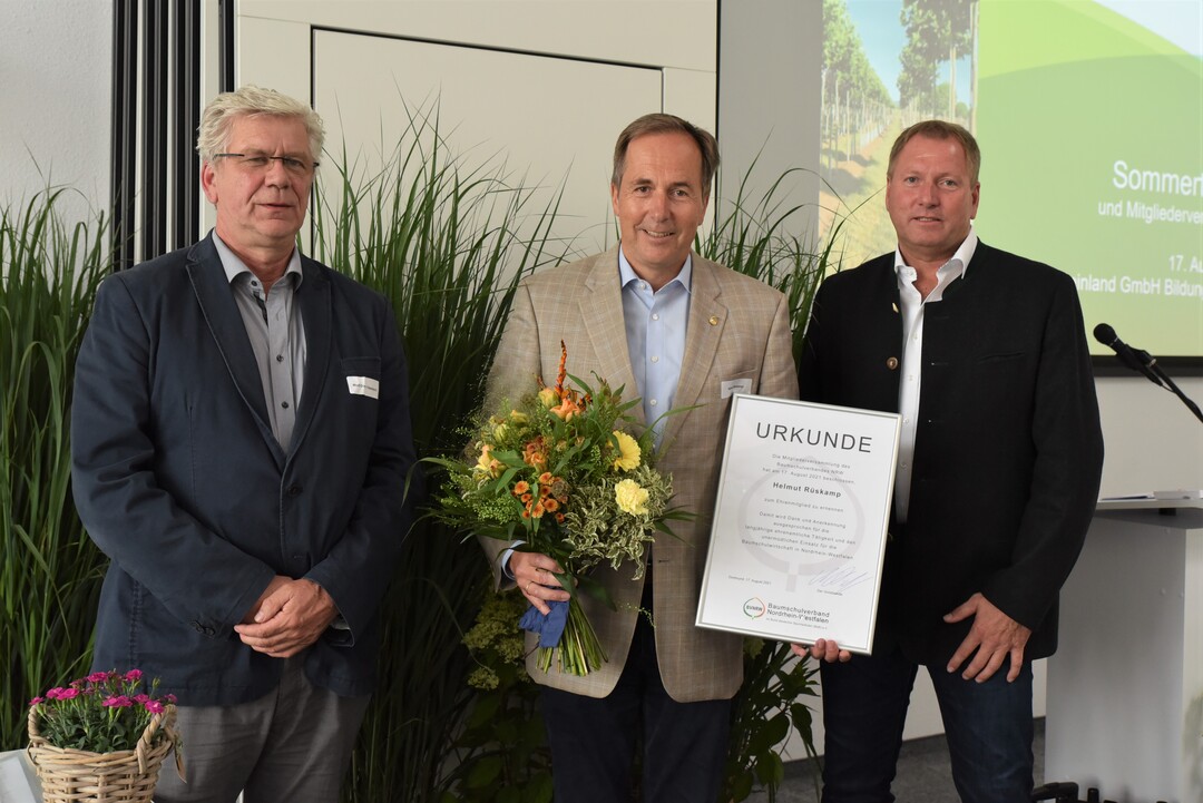   Wolf-Dieter Giesebrecht (li.) hielt die Laudatio zur Ehrung von Helmut Rskamp.   