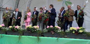 Von rechts: FGL-Geschftsfhrerin Carolin Leist und Prsident Karsten Hain, Brgermeister Dag Wehner, LGS-GeschftsfhrerMarcus Schlag, Oberbrgermeister Dr. Heiko Wingenfeld, Landrat Bernd Woide, Umweltministerin Priska Hinz, Ministerprsident Boris Rhein, Moderatorin Valerie Niehaus, LGS-Geschftsfhrer Ulrich Schmitt,Stadtbaurat Daniel Schreiner