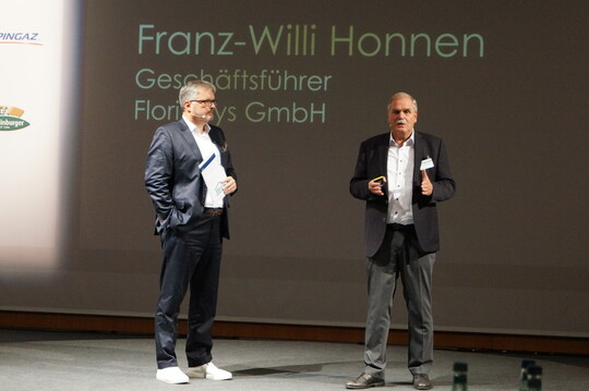 Franz-Willi Honnen, Geschftsfhrer, Floritrays GmbH: "Mit der neuen Mehrwegpalette fr Pflanzen kann die Grne Branche etwas fr die Umwelt tun und Plastik einsparen. Die Branche bentigt ein Transportmittel fr Pflanzen, das 100 Prozent der gesamten Handelskette abdeckt. Die neuen Mehrwegtrays Florytray in der Farbe Petrol sind von allen nutzbar  vom Grtner ber den Handel bis (fast) zum Verbraucher. Etwa 60 bis 80 Prozent der Grnen Branche lassen sich mit diesem System abdecken. Die Kiste lsst sich auf allen bekannten Transportmitteln einsetzen (Einzel-/Doppelkarton, CC- und EC-Container, Blumenwagen), hat einen EAN-Code und ist in vier Modellen (zwei 6er, je ein 8er und 12er Modell) erhltlich. Sie hat eine Wasserfhrung von 7 mm, so dass die Pflanzen auch lnger in der Kiste verbleiben knnen. Das System funktioniert als Pfandsystem mit Benutzungsgebhr"
