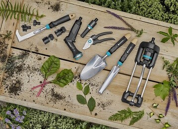 Die neue GARDENA EcoLine ist die natrliche Wahl fr leidenschaftliche Grtner. Das Sortiment besteht aus den Bestsellern der mobilen Bewsserung, Kleingerten und einer Gartenschere. 
