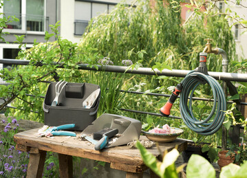 Die GARDENA city gardening Balkon-Box und der Terrassen-Spiralschlauch gehren zur Grundausstattung fr alle Stadtgrtner.