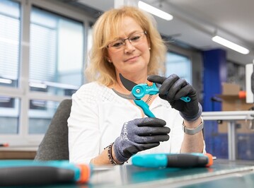 Das Unternehmen erzielte im Geschftsjahr 2020 ein Umsatzplus von 13 Prozent mit Wachstum in allen Produktgruppen. In der Region Ulm sowie im Auendienst beschftigt die Husqvarna Group, zu der Gardena gehrt, 2.130 Mitarbeitende. So wie hier im Werk Niederstotzingen, in dem vorwiegend Gartenscheren hergestellt werden. 