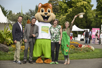 Von links: Christoph Werner, Mitglied der Geschftsleitung der koelnmesse, Johannes Welsch, IVG-Geschftsfhrer, Katharina C. Hamma, Geschftsfhrerin der koelnmesse, mit Maskottchen