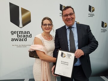 Mit je einem German Brand Award 2018 in der Kategorie "Gardening & Tools" und in der Kategorie "Sustainable Brand of the Year", wurden Claus und Elke Krumpholz, Krumpholz-Werkzeuge, vom German Brand Institute ausgezeichnet.
