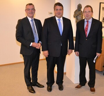 ZVG-Prsident Jrgen Mertz (li.) und Armin Kalbe (re.) im Gesprch mit Bundeswirtschafts-minister Sigmar Gabriel.