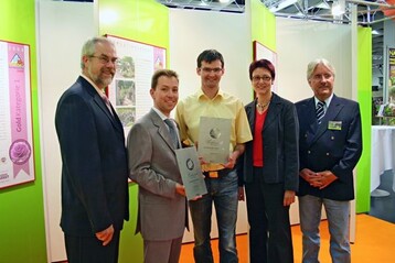 Gerd Friedrich, Verlagsleiter Zeitschriften im Verlag Eugen Ulmer, die Gewinner Erwin Meier-Honegger (Gartencenter Tann-Rti/CH), Alfred Enns, Betriebsleiter Gartencenter Scheideweg, Hckeswagen, Doris Ganninger-Hauck, Chefredakteurin Zeitschrift Grner Markt.