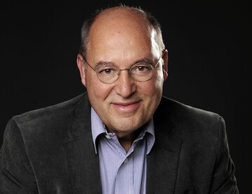 Gregor Gysi, Rechtsanwalt und Politiker, ist einer der Referenten auf dem IVG Forum Gartenmarkt 2022.