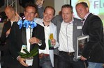 Fernsehgärtner Rob Verlinden (links) bei der Preisverleihung mit den Gewinnern des bestens Konzepts: einer blau gefärbten Phalaenopsis