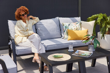 2022 neu bei Hartman: Die modulare Kunststofflounge Ibiza. Das Gestell besteht aus 100 % recycelbarem Polypropy- len. Das Konzept soll 2023 erweitert werden. Auf der spoga+gafa zeigt das Unter- nehmen neben seinem Stand in Halle 10.2/P-011 R-010 die Neuheiten aus der Schner- Wohnen-Outdoor-Kollektion: Halle 10.2 /O-002 P-001
