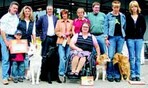 „Harburgs Superhund“ wurde im Gartencenter
Matthies in Hamburg-Seevetal
gekürt. Anja und Carsten Matthies (Dritter
und Vierte oben, von rechts) mit Gewinnern
und Veranstalter