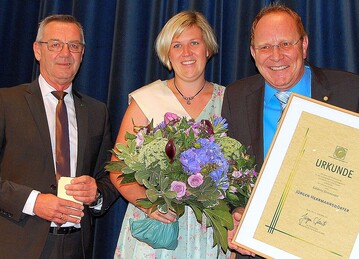 Jrgen Mertz, Prsident des Zentralverband Gartenbau e.V. und die neue Deutsche Blumenfee, Alexandra Berchtenbreiter, gratulieren Jrgen Herrmannsdrfer (re.) zu seiner Ehrung