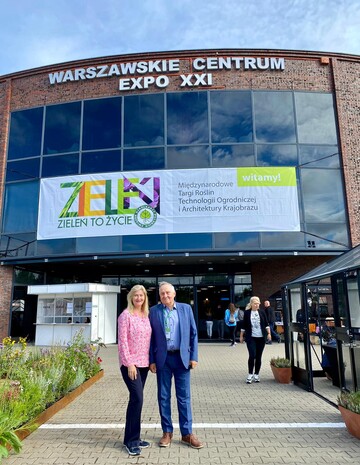 VDG-Prsidentin Martina Mensing Meckelburg mit dem polnischen Garten-Center Prsidenten Miroslaw Lakomiec vor dem Messezentrum in Warschau.