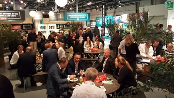 Bei den Anbietern von Grills drngten sich die Besucher ganz besonders - wie hier bei Weber in Halle 1.