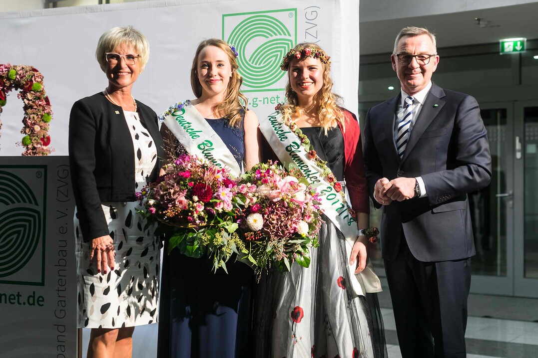 Zum Deutschen Gartenbautag wurde Lea Ehlers als Deutsche Blumenfee 2018/2019 vorgestellt (v. l. n. r.): Eva Khler-Theuerkauf, Lea Ehlers, Lisa Bartels, Jrgen Mertz