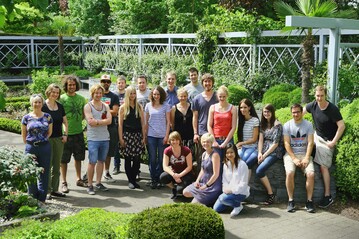 v.l.n.r. Anne Hahnenstein, Werbeleiterin Dehner Garten-Center; Prof. Dr. Swantje Duthweiler, Hochschule Weihenstephan-Triesdorf; Studentengruppe 