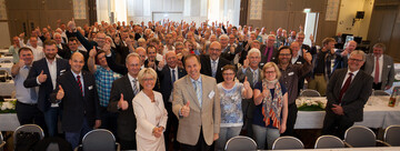 Gut 300 Grtner aus Nordrhein-Westfalen besttigen ihre einstimmige Entscheidung mit Daumen hoch.