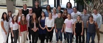 Dehner-Azubis mit Swaantje Creusen, Leiterin der Nachwuchs- & Personalentwicklung bei Dehner (4. von links), Verena Kronthaler, Nachwuchs- & Personalentwicklung (1. von links) und Carina Suttner, Nachwuchs- & Personalentwicklung (1. von rechts).