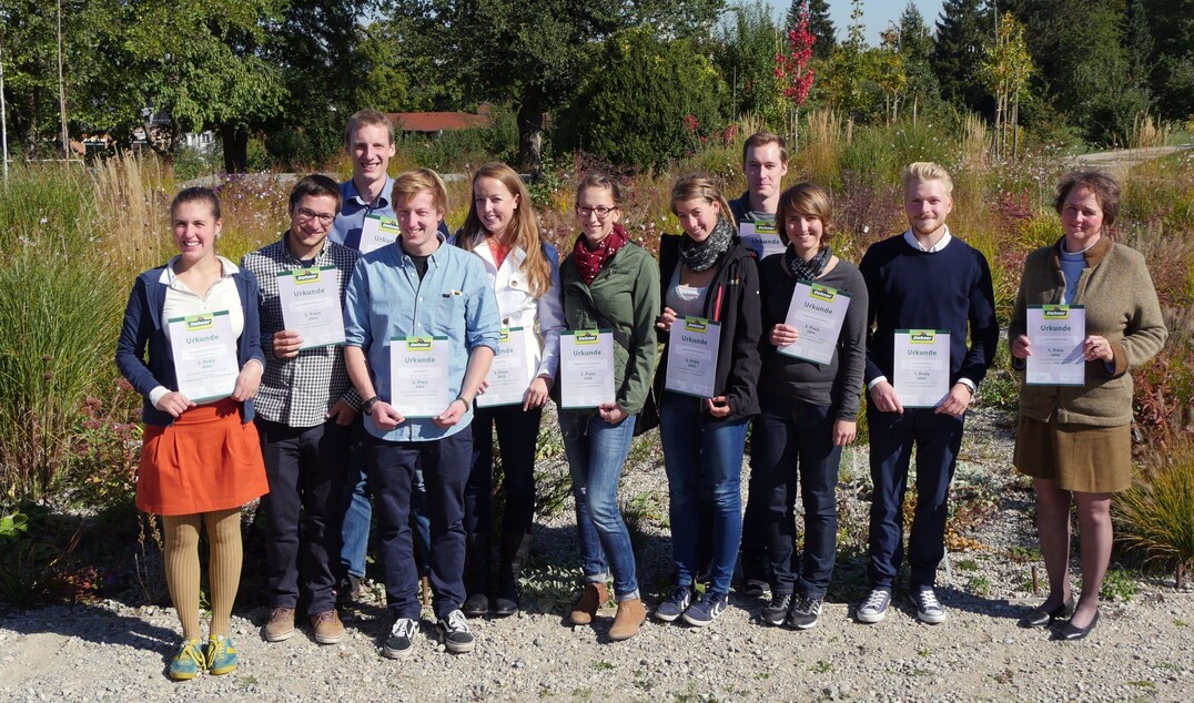 Die Gewinner des Wettbewerbs (v.l.n.r): Rosa-Laura Czys, Stefan Kraus, Lucas Cornelius, Lorenz Kuebart, Sandra Fischer, Franziska Jost, Jana Brenner, Tim Maxien, Cornelia Meyer, Sven-Marvin Sommer, Annick Coulon-Fontenay