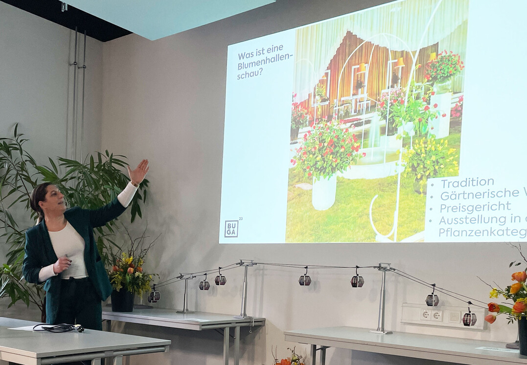 Lydia Frotscher, Ausstellungsbevollmchtigte der DBG, erklrt, worum es bei den Hallenschauen geht.