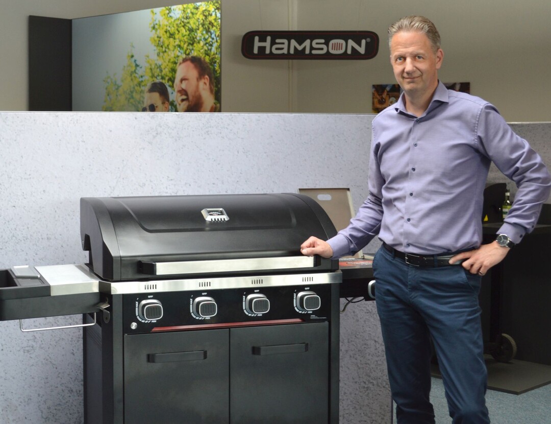 "Unser Ziel ist es, Hamson als starke Grillmarke zu etablieren, die in jeder Hinsicht auf europäische Bedürfnisse zugeschnitten ist", erklärt Thorsten Rosebrock, Gründer und Geschäftsführer der Hamson International GmbH. Er verfügt über viel Erfahrung im internationalen BBQ-Business, unter anderem war er bis 2019 bei Deutschlands zweitgrößtem Grillhersteller als Geschäftsführer tätig.
