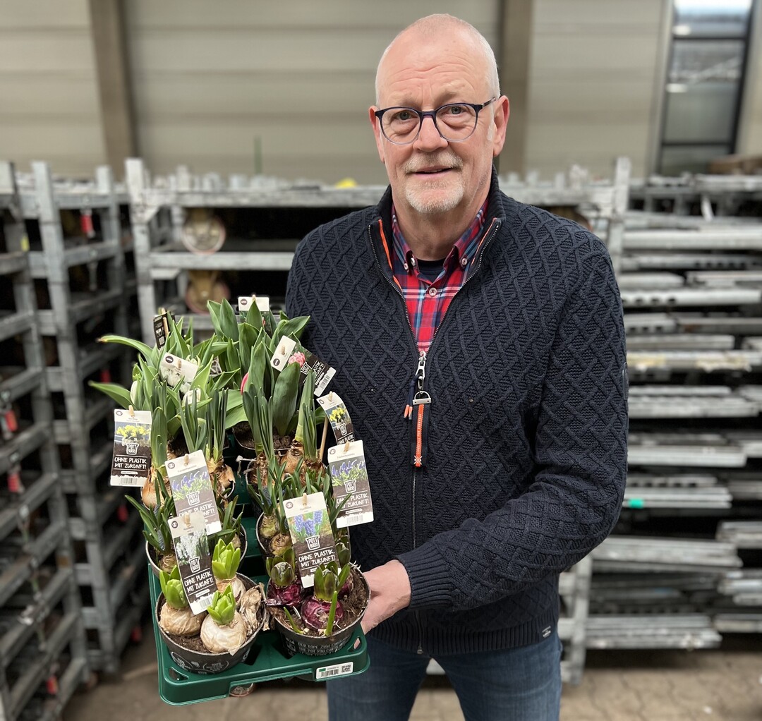 Das neue EPT-Mitglied Hans-Gerd Cox (Gebrüder Cox GmbH) mit einem der beiden EPT-Traymodelle
sagt: "Euro Plant Tray ist eine gemeinschaftliche Lösung für die gesamte Branche, keine weitere isolierte Insellösung. Wir fühlen uns verantwortlich und wollen unseren Beitrag zur Nachhaltigkeit und Kunststoffeinsparung innerhalb der Genossenschaft leisten und so aktiv mit unseren Produzenten und Kunden zusammenarbeiten."