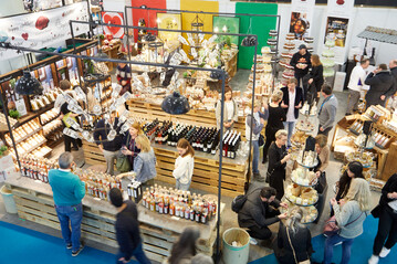 Besucher in bester Orderstimmung in der neuen Gourmet-Hallenebene B2.1