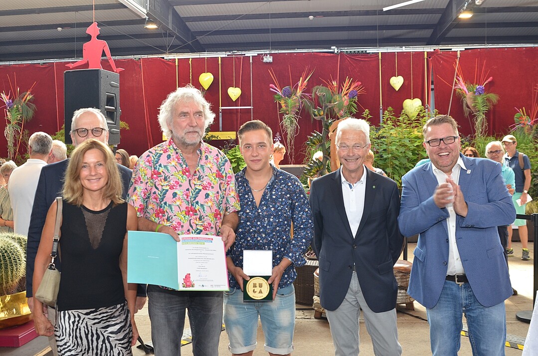 Rdiger Eckhardt (von rechts), Ausstellungsbevollmchtigter der DBG, Hartmut Weimann, Vizeprsident des Zentralverbands Gartenbau und Klaus Gtz (2.v.l.), Prsident des FDF Baden-Wrttemberg, berreichen Thomas Grner (3.v.l.) und seinem Team von Flora Nova aus Besigheim die Groe Goldmedaille der DBG fr ein auergewhnliches Pflanzensortiment.