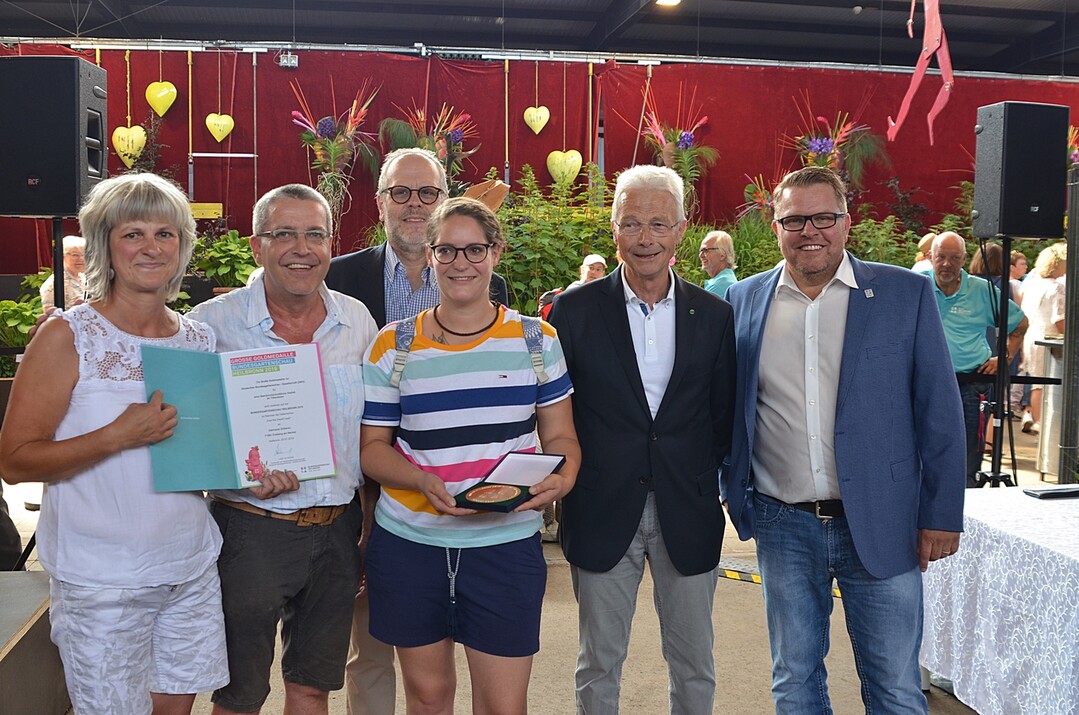 Die Grtnerei Dtterer aus Freiberg am Neckar, vertreten durch Martina (von links) und Eberhard Dtterer mit Tochter Jana Wirth erhalten von Klaus Gtz, Prsident des FDF Baden-Wrttemberg, Hartmut Weimann, Vizeprsident des Zentralverbands Gartenbau und Rdiger Eckhardt, Ausstellungsbevollmchtigter der DBG, die Groe Goldmedaille der DBG fr eine berdurchschnittliche Vielfalt an Tillandsien.