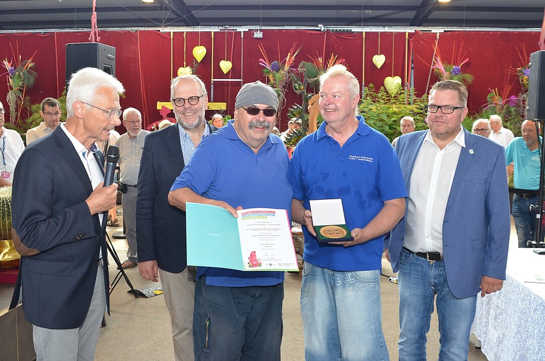 Freude ber die Groe Goldmedaille der Deutschen Bundesgartenschau-Gesellschaft (DBG) bei Manfred Entemann (2.v.r.) und Frank Schne (3.v.r.) von Hosta Garten Teltow aus Berlin. Hartmut Weimann, Vizeprsident des Zentralverbands Gartenbau (von links), Klaus Gtz, Prsident des FDF Baden-Wrttemberg und Rdiger Eckhardt, Ausstellungsbevollmchtigter der DBG, berreichten ihnen diese fr einen wunderschnen Einblick in das Hosta-Sortiment mit all ihren Formen, Farben und Gren.
